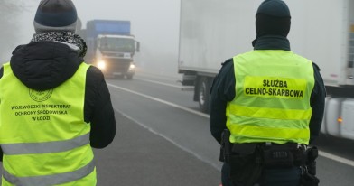 Inspektor Ochrony Środowisko i funkcjonariusz Izby celno-skarbowej podczas na stanowisku kontrolnym