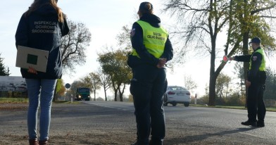 Inpsektorka WIOŚ  i funkcjonariusz Izby Celno-Skarbowej podczas zatrzymywania pojazdu do kontroli podczas akcji Nielegalne odpady