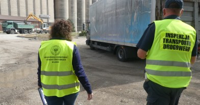 Inspektorzy WIOŚ w Łodzi oraz Inspekcji Transportu Drogowego w trakcie kontroli pojazdu ciężarowego