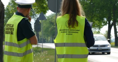 Inspektor Ochrony Środowiska z funkcjonariuszami Inspekcji Transportu Drogowego w punkcie kontrolnym