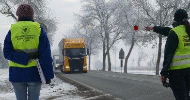 Inspektorzy Wojewódzkiego Inspektoratu Ochrony Środowiska w Łodzi i Wojewódzkiego Inspektoratu Transportu Drogowego w Łodzi zatrzymujący do kontroli pojazd transportujący odpady